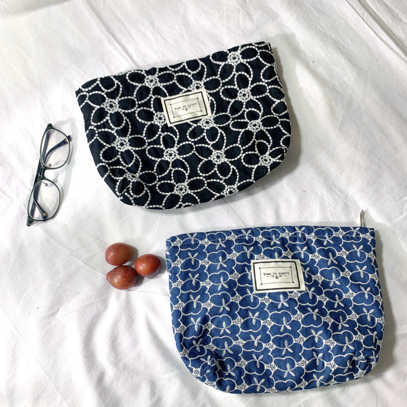 Daisy Embroidered cloth Broken flowers Korean Edition canvas Cosmetic zipper clutch bag Storage zipper Retro temperament Ladies