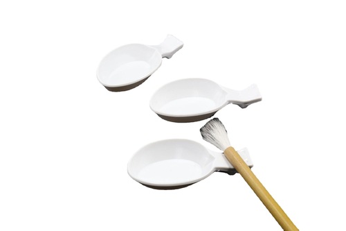 Water dish, plum blossom ink dish, white plastic material, stationery brush, twisting water tincture pen