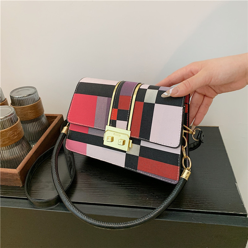 2024 verano nuevo bolso de moda de moda de mujer nariz de cerdo bolso de bloqueo de un hombro bolso inferior inclinado bolso de color de personalidad bolso pequeño