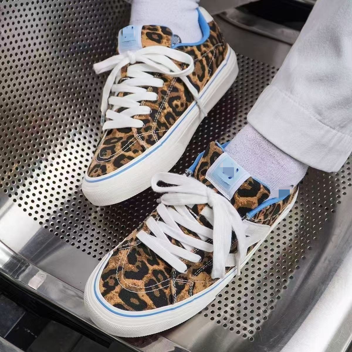 Hong Kong estilo clásico versátil estampado de leopardo zapatos blancos bajos in tide mujeres otoño 2025 nuevo estilo de moda zapatos de skate casuales
