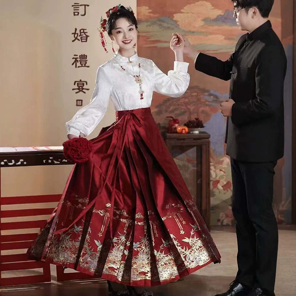 Red horsehair skirt is suitable for petite individuals to wear as a homecoming dress, a new Chinese-style bridal engagement and wedding dress, or a dress for the bride to wear during the wedding reception