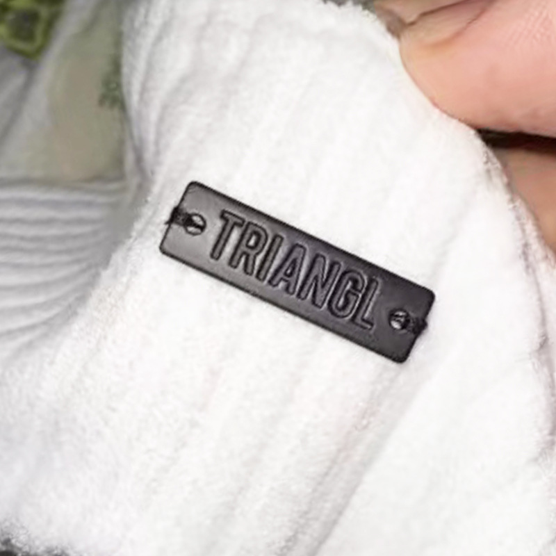 压铸合金卫衣服装金属商标logo打孔方形字母电泳黑色毛衣手缝标牌