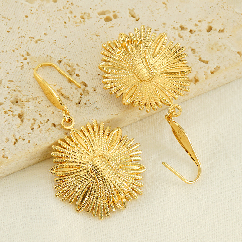 Pendientes de abeja de flores de diseño de moda de acero inoxidable europeo y americano transfronterizo Pendientes de todo fósforo de temperamento retro de acero de titanio