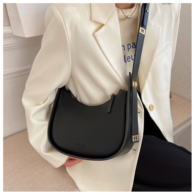 2023 neue Luxustasche Vielseitige Damentasche Winter Retro Umhängetasche Fashion Net Rot Breiter Schultergurt Umhängetasche_voghion.com