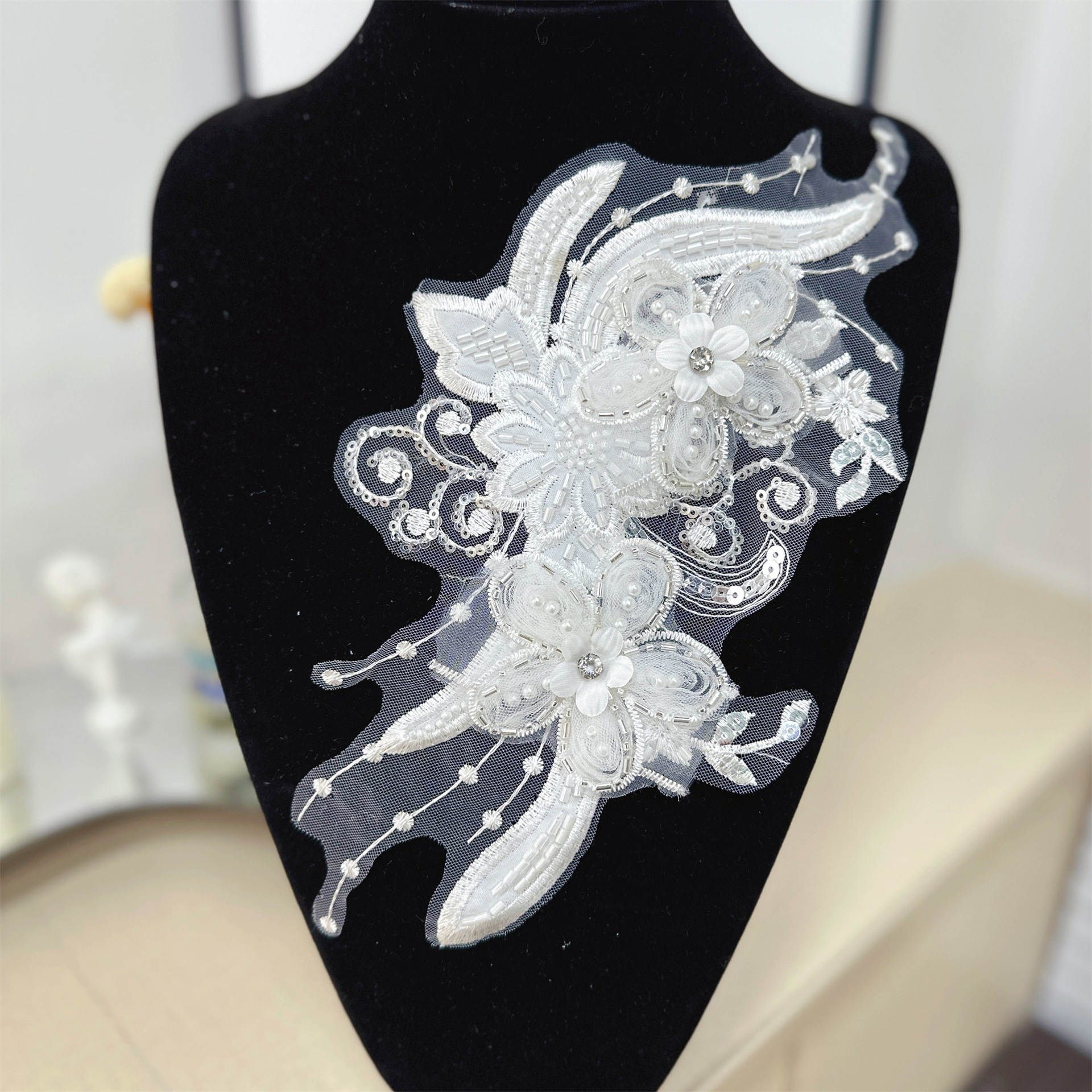 Venta caliente transfronteriza blanco bordado de lentejuelas flor tridimensional DIY pegatinas de tela vestido de novia de lujo frente pecho flor decorativa