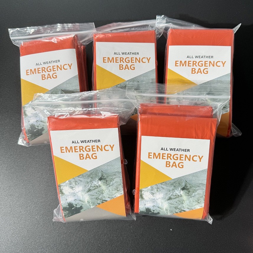 야외 여행 생명을 구하는 보온 담요 PE 알루미늄 필름 오렌지 응급 처치 침낭 간단한 방한 및 재해 구호 비상 따뜻한 침낭