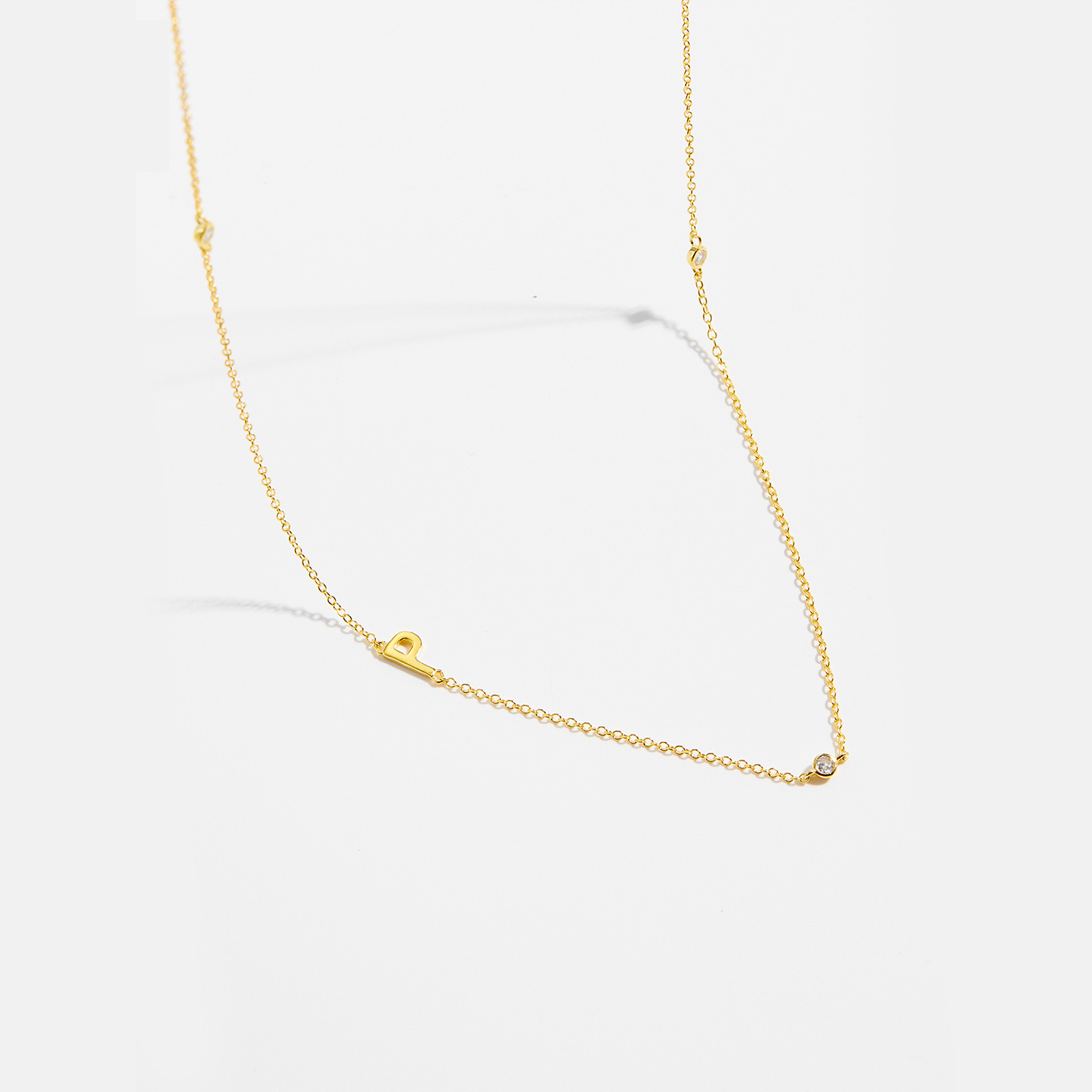 Collar con el alfabeto inglés de 26 letras para mujer, plata de ley S925, cadena de clavícula elegante y brillante, joyería nueva y popular en stock, venta al por mayor