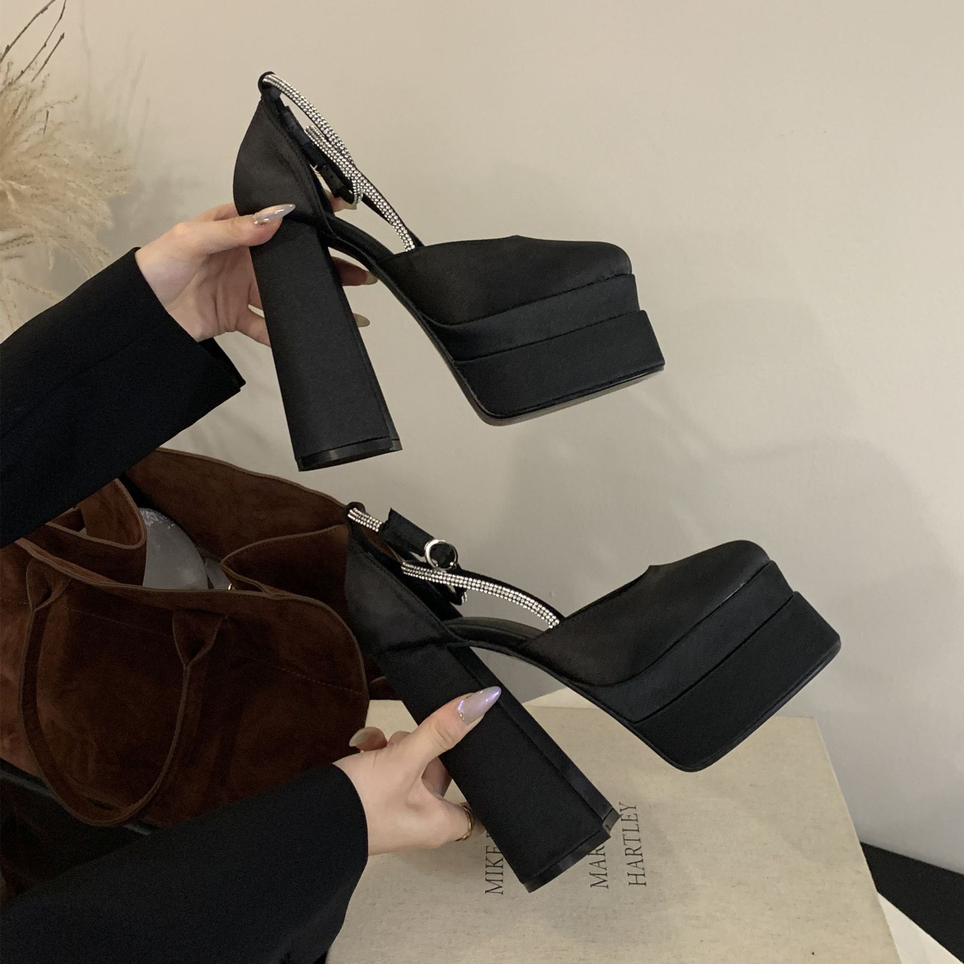 Giày cao gót nữ đế xuồng platform mũi vuông, gót 15 cm, chất liệu satin đính đá — Màu sâm panh chi tiết 25