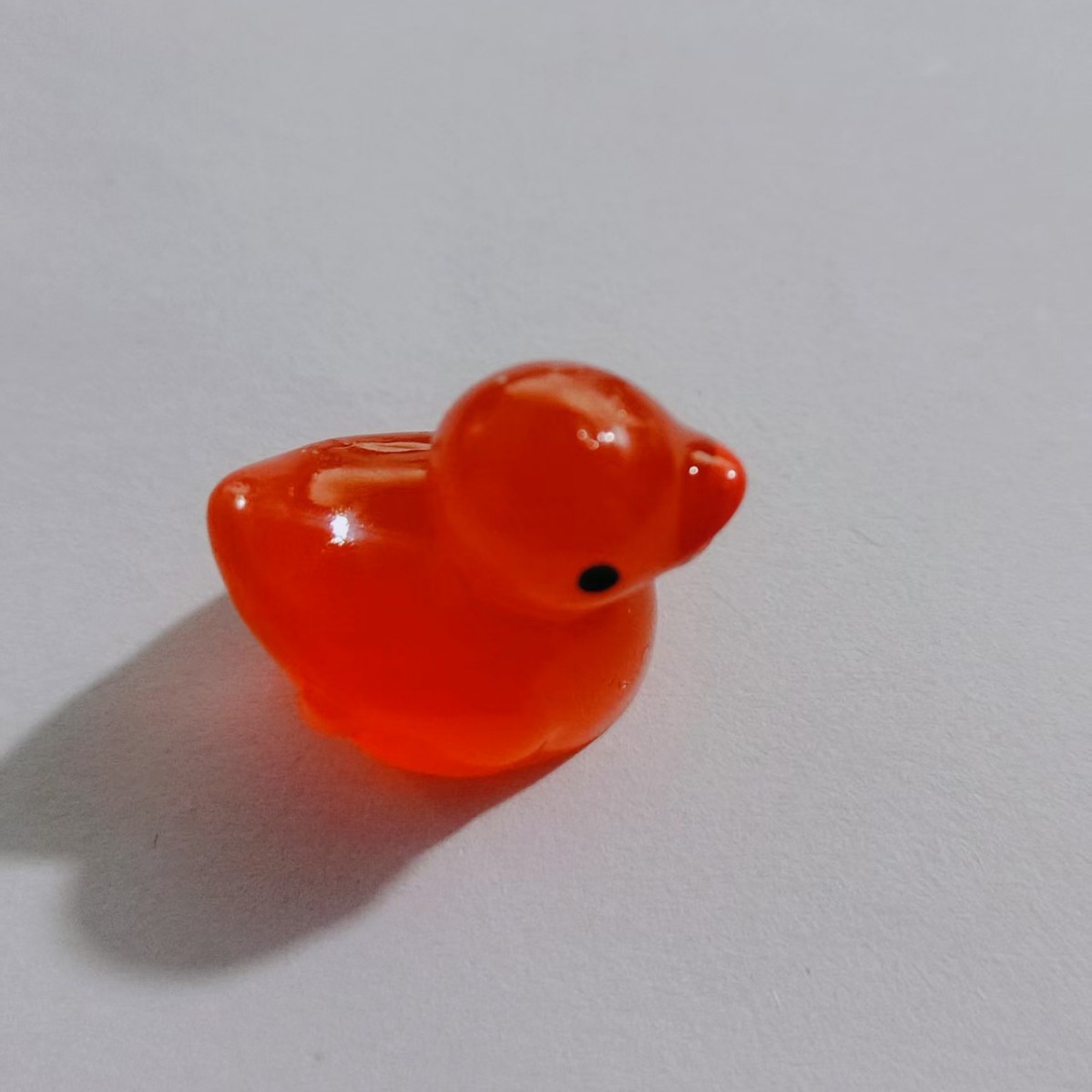 Mini patito luminoso Adornos de animales pequeños de colores para niños Diy Colgante de resina Llavero de recuerdo hecho a mano