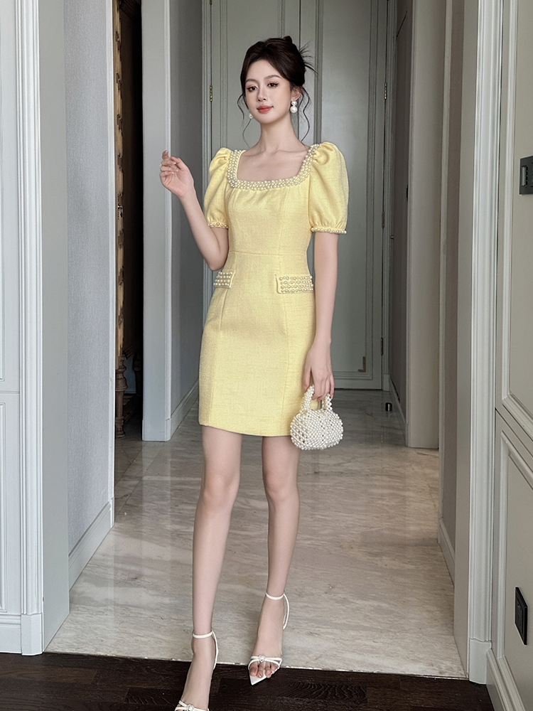 Đầm ôm body nữ cổ vuông đính ngọc trai phong cách Chanel — màu vàng kem