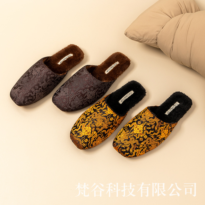 ココナッツの上で中国の民族の風の刺繍のサテンの綿のスリッパの女性の秋冬の家の室内の牛の筋肉の底のぬいぐるみの保温のスリッパ