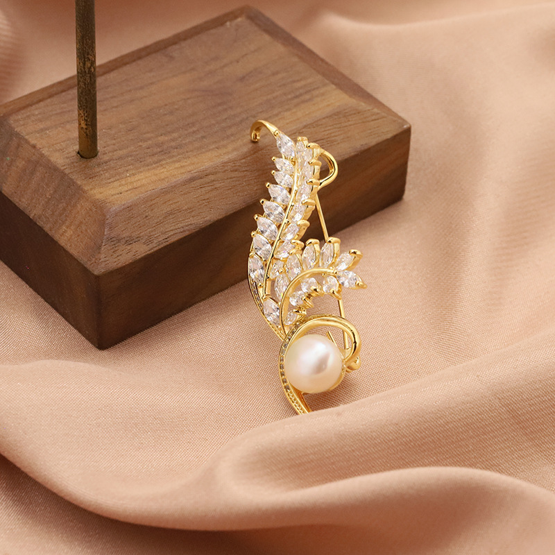 Exquisito broche de perlas naturales espigas de trigo diamante pin anti-luz ramillete atmósfera simple Joker hembra