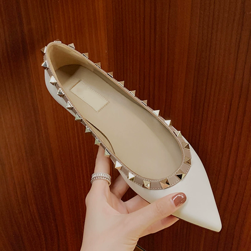 Женские туфли-лодочки из лакированной кожи с заклепками, весна 2025, с острым носком, на низком каблуке, с неглубоким вырезом, на массивном каблуке, черные, с металлическими заклепками.