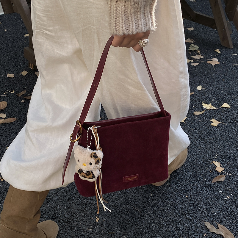 Otoño y invierno popular nicho bolso de brazo para mujeres 2025 nuevo bolso de cubo de gamuz estilo coreano retro bolso de hombro