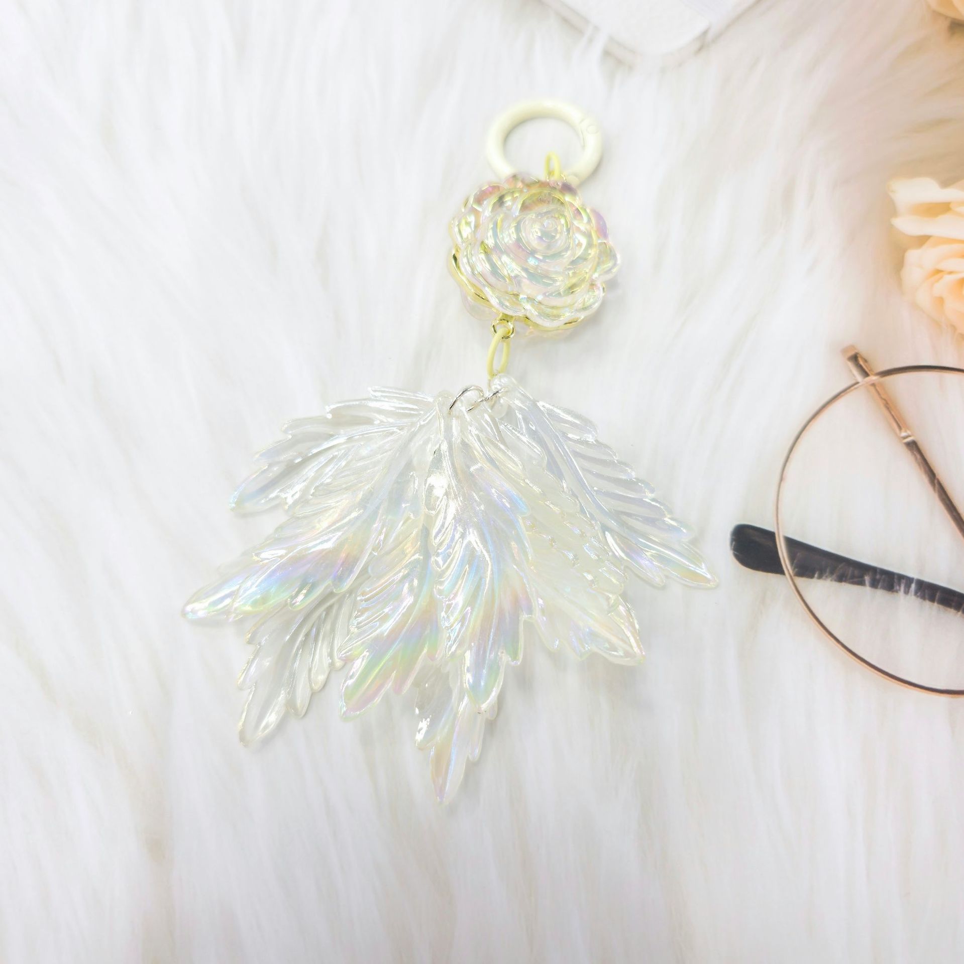 2023 nueva hoja pluma llavero colgante Cadena de teléfono móvil pequeño color fresco color sólido accesorios auricular caso bolsa colgante