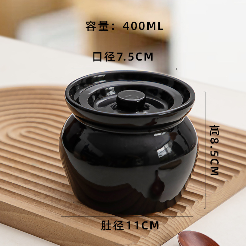 陶磁器の煮物の杯の瓦の缶は水を隔てて一人で蒸し卵の缶を食べます。|undefined