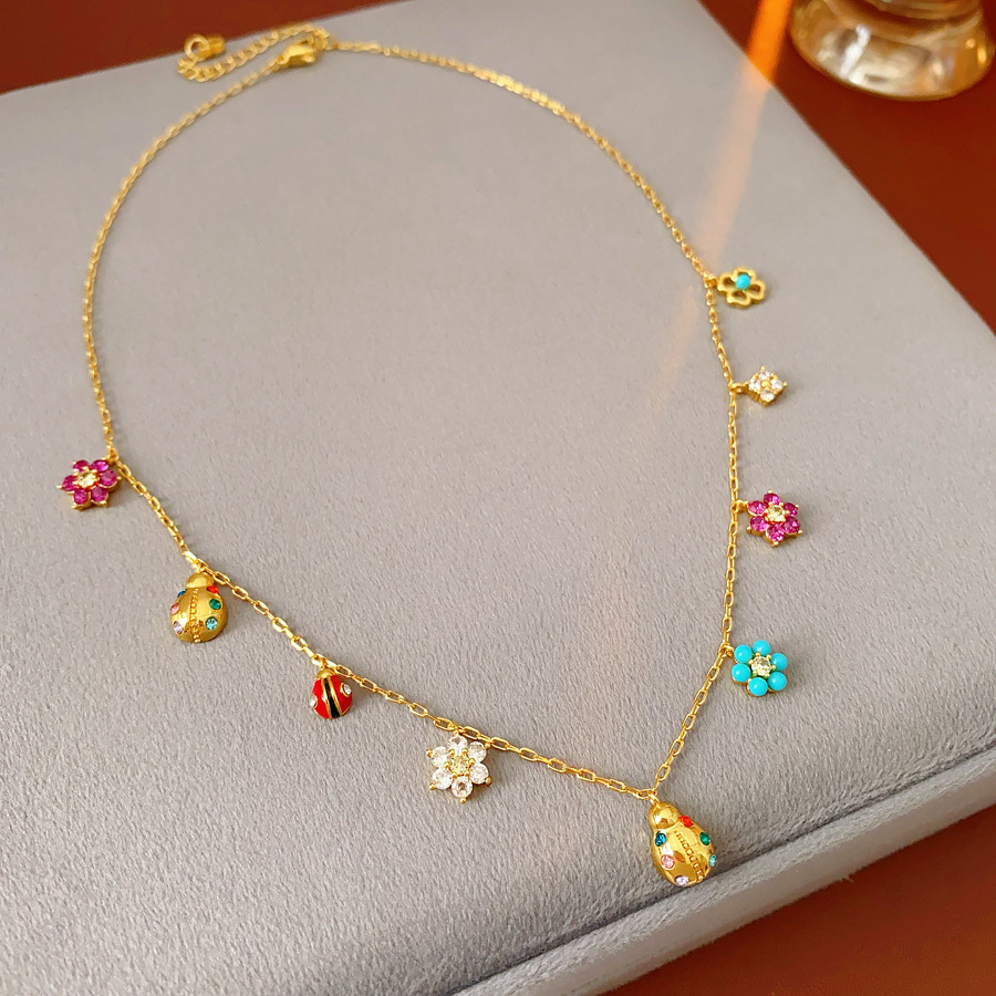 Flores de dopamina goteando mariquita colgante conjunto de lujo ligero de lujo de lujo de alta calidad cadena de clavícula de moda temperamento collar