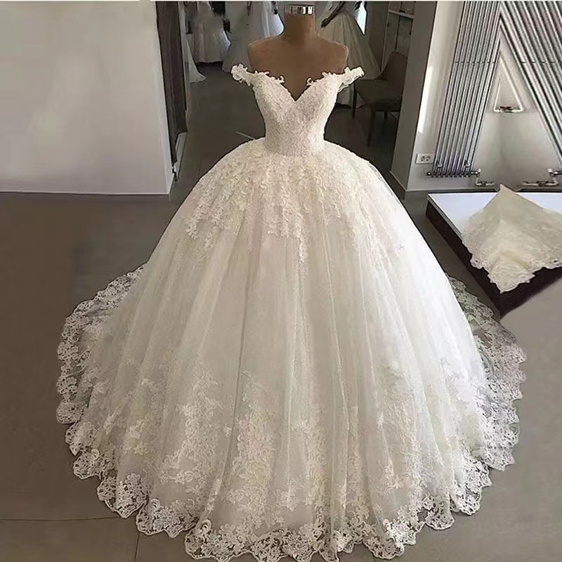 Vestido de novia principal cola grande europeo y americano transfronterizo blanco largo cuello en V francés adelgazamiento retro encaje vestido de novia fábrica al por mayor