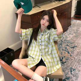 夏季小清新淡绿色格纹短袖衬衫女2023新款宽松小众设计感情侣上衣