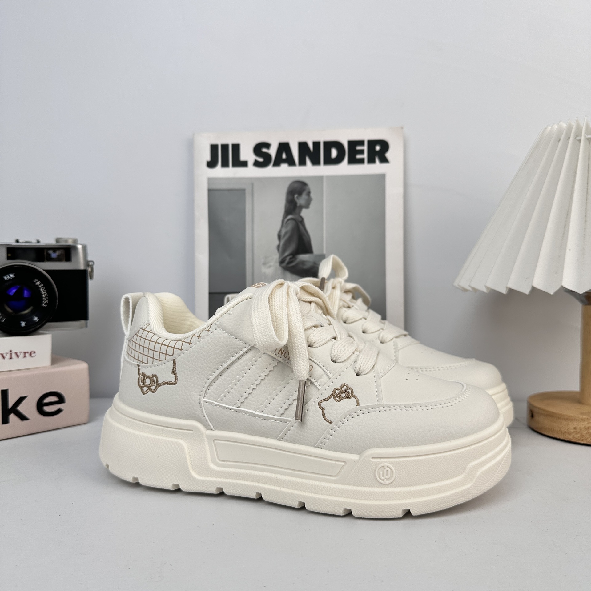 Zapatos blancos de fondo grueso para mujeres 2025 nuevos zapatos de skate coreanos de primavera y otoño para estudiantes de nicho zapatos de pan