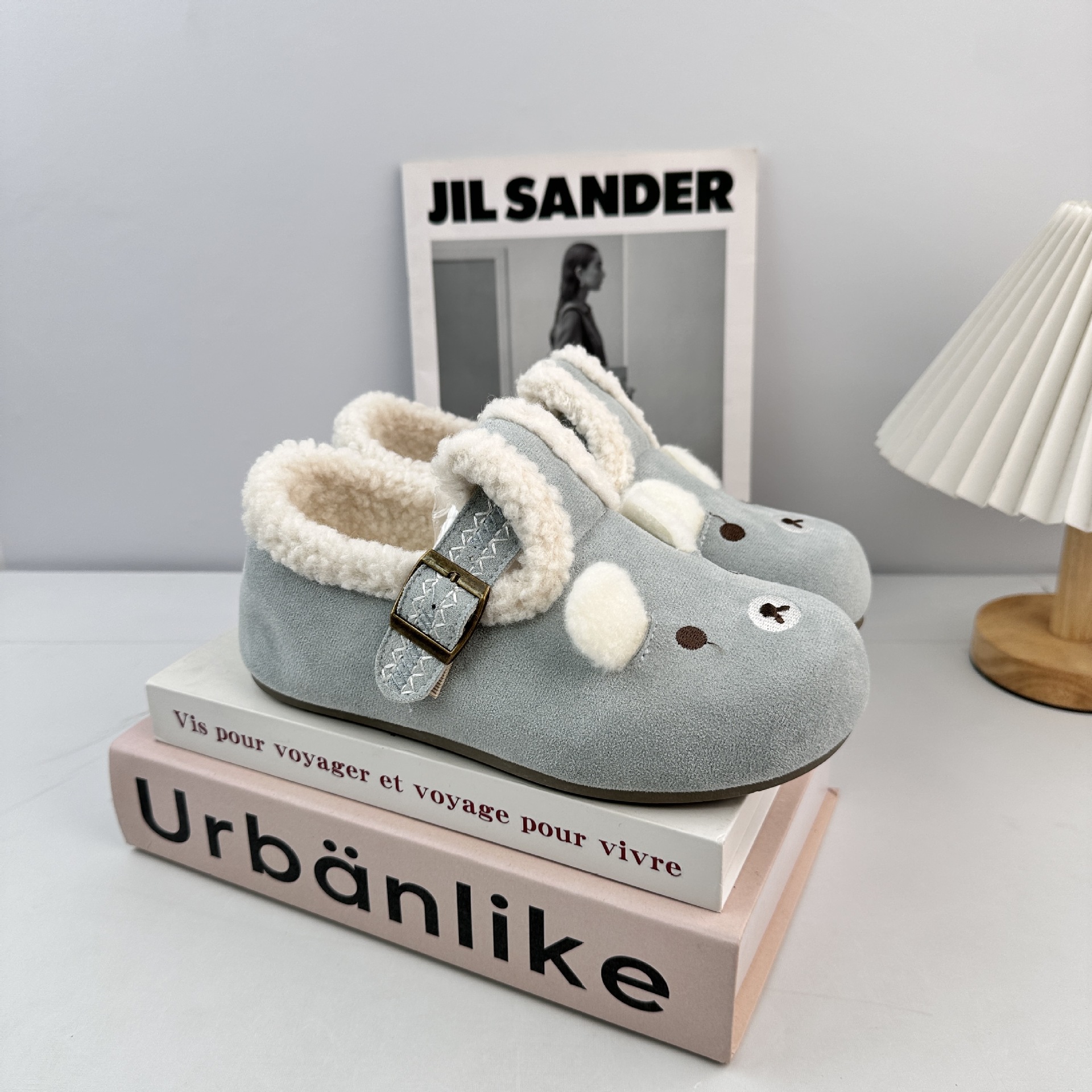 Zapatos de invierno de peluche calientes de ondas más lejos incluyen zapatos de algodón de dibujos animados con zapatos de peluche de peluche para mujeres