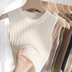 ニットの小さいベストの女性の中に新型の独特なデザイン感の丸首を掛けます。
