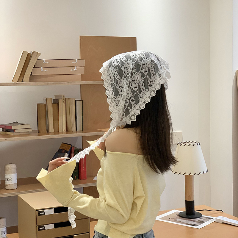 Turbante de encaje temperamento dulce encantador estilo pastoral beige toallas triangulares primavera y verano frente al mar fotos toalles para el cabello