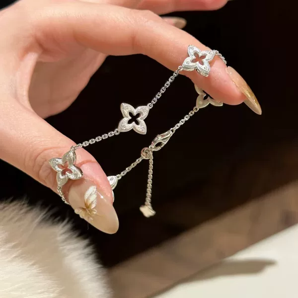 New Hollow Four-leaf Clover Bracelet Women's Brushed Spot Drill Antique French Plated 18k Four-leaf Flower Hand Jewelry Tassel