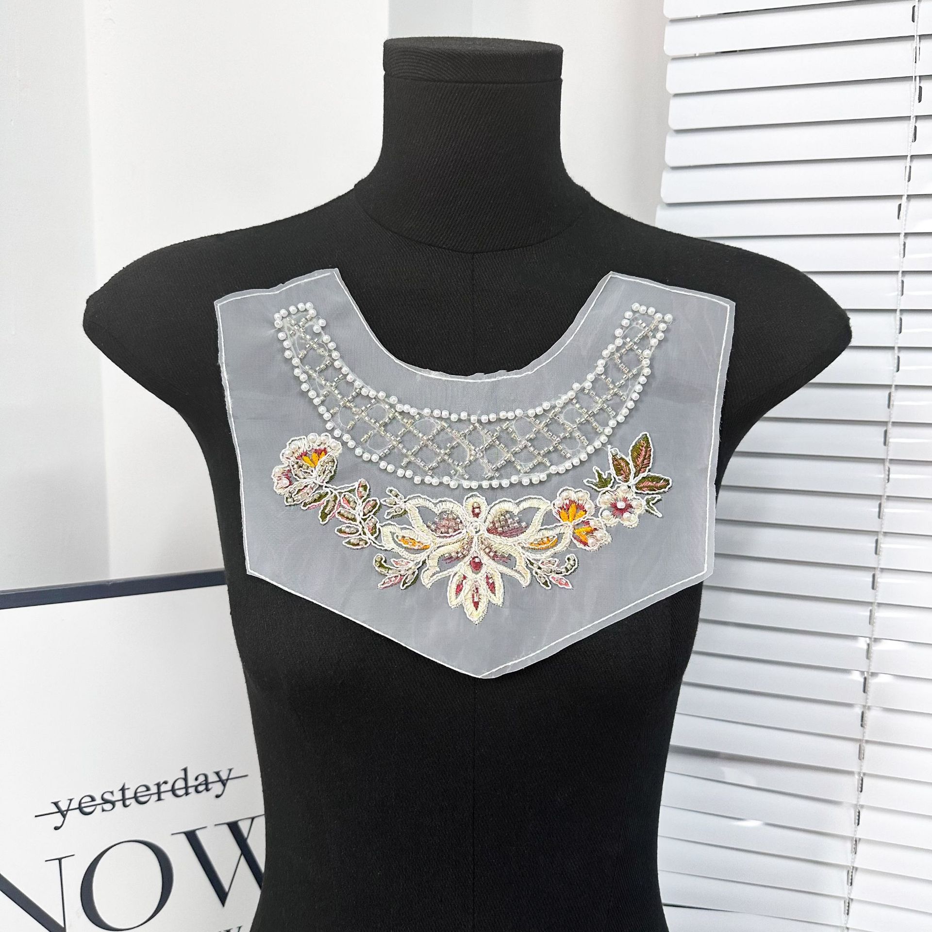 Florecer accesorios de malla de cuentas de clavos de ropa de collar
