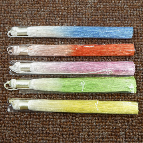Vertical anti-wrinkle ancient-style tassel fan pendant with gradient color-changing fringe, 13cm long, Chinese traditional clothing collar tassel, does not fade.
