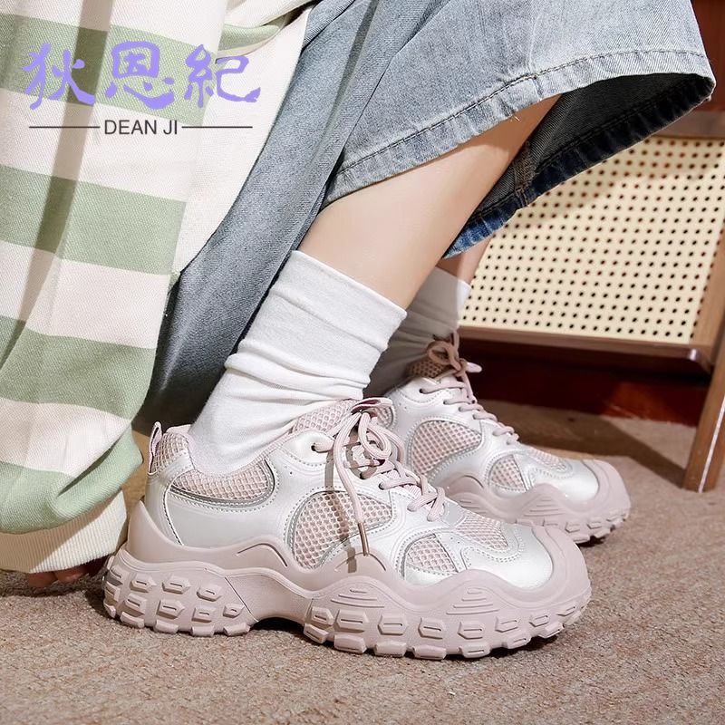 Zapatos de papá 2025 nuevos zapatos de punta grande de malla de primavera y verano para mujer, transpirables, delgados y feos, plataforma deportiva, zapatos blancos de aumento