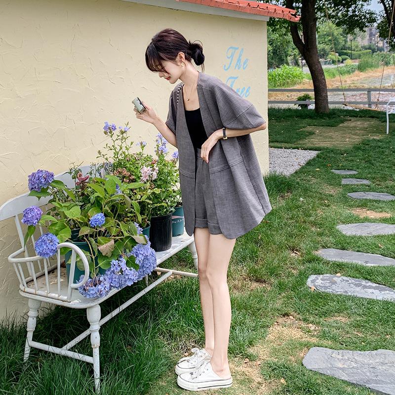 V-Neck Short-Sleeved Suit for Women, Summer Thin Style, 2026 Super Trendy, Cool and Stylish, High-End Casual Shorts Two-Piece Set