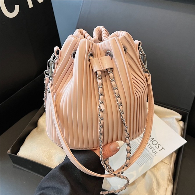 Bolso de cubo con cordón plisado de diseño de nicho transfronterizo para mujer 2025 nuevo bolso de mensajero de un solo hombro de moda de verano y coreano