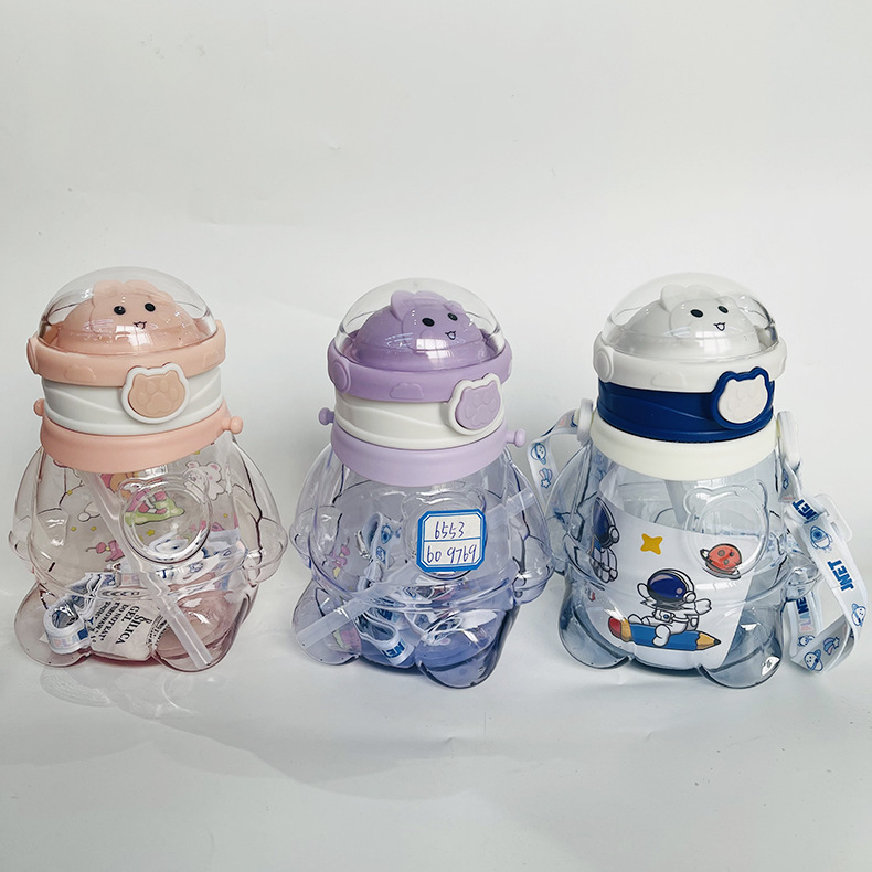 Futong 6553 taza de plástico para estudiantes cabeza de espacio taza de plástico cubierta elástica taza de agua para estudiantes con pegatinas con correa taza de paja