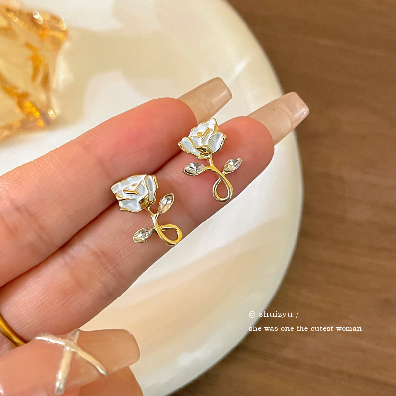 Pendientes transfronterizos, pendientes de metal de alta calidad, pendientes de 2025 nuevos pernos de moda, temperamento ligero y lujoso, pendientes de atmósfera