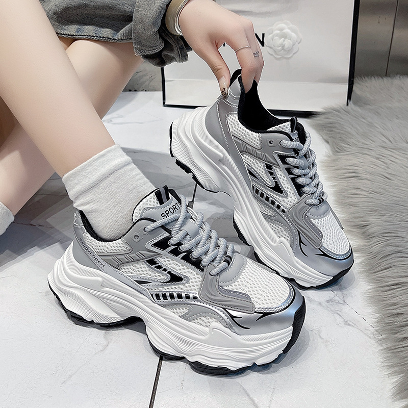 스타 두꺼운 밑창 토르 신발 여성의 2025 년 봄과 가을 새로운 올 매치 통기성 발을 보여주는 작은 캐주얼 운동화