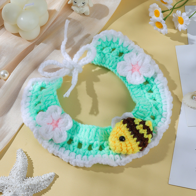 신선한 녹색 작은 꿀벌