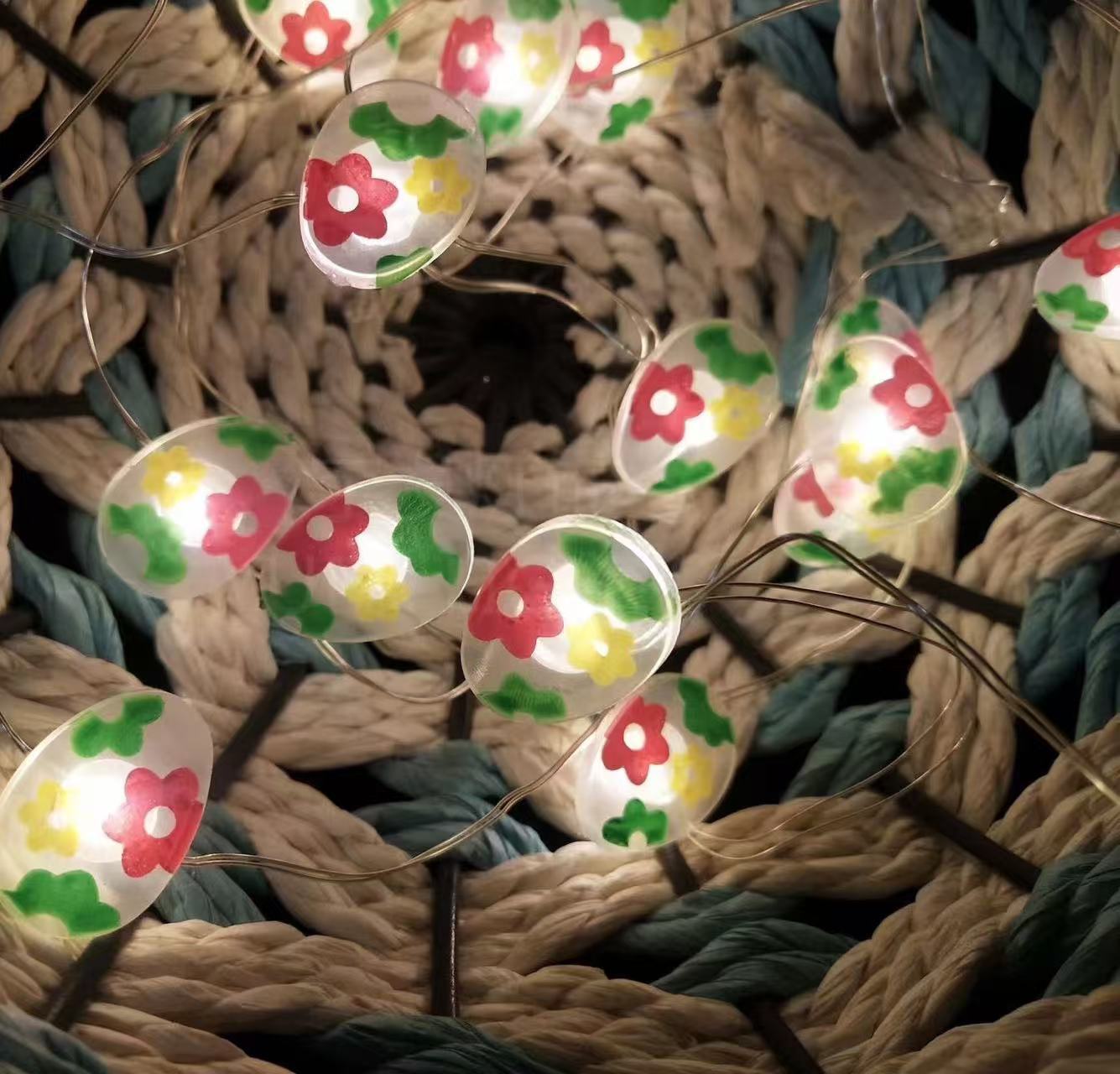 Huevos de colores estampados