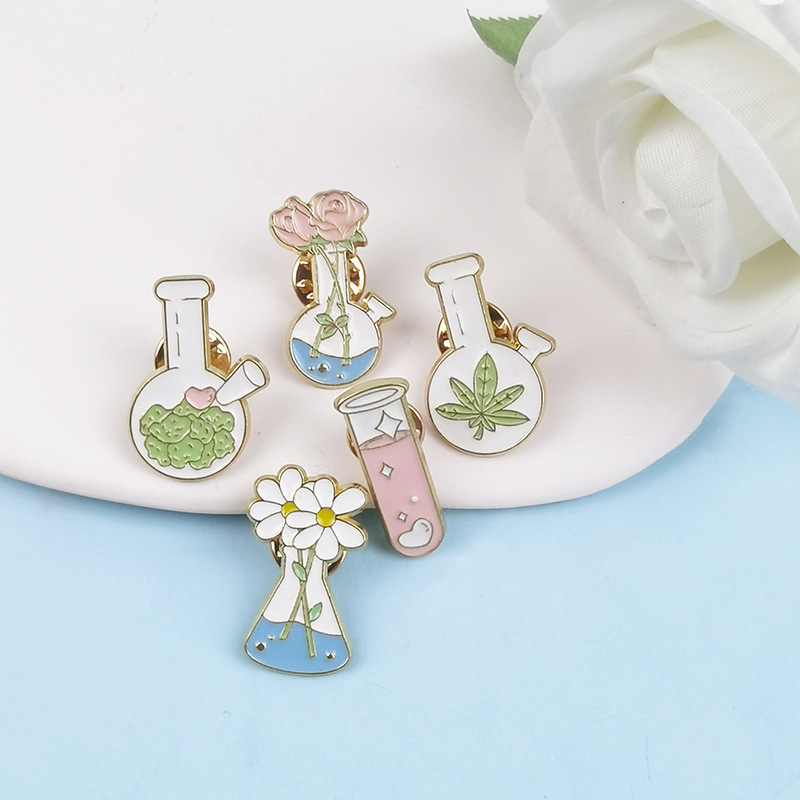 Serie de química creativa Broche Florero de dibujos animados Mochila Decoración Hebilla Personalidad Accesorios de insignia de aleación de todo fósforo
