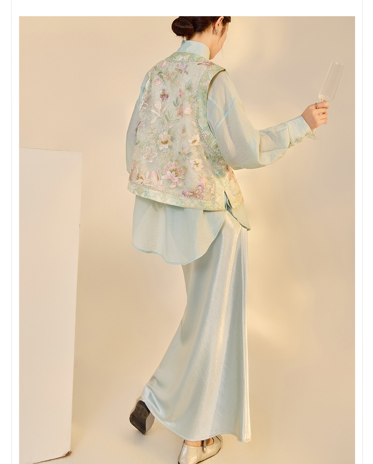 Áo vest gile nữ lụa tơ tằm thêu họa tiết cổ tròn không tay phong cách Trung Hoa mới ZX N6021 — màu xanh nhạt chi tiết 30