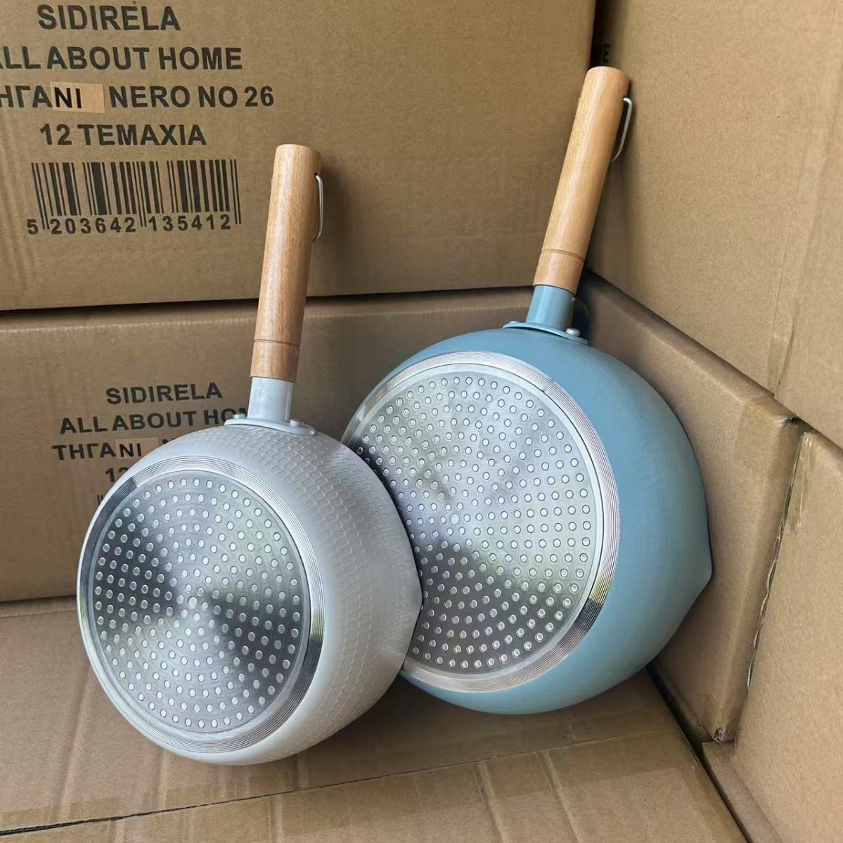 Una persona usa una olla de cocción, olla pequeña, olla de sopa, olla de nieve, olla de leche pequeña, olla antiadherente, fideos, olla de fideos instantáneos, estufa de gas doméstica