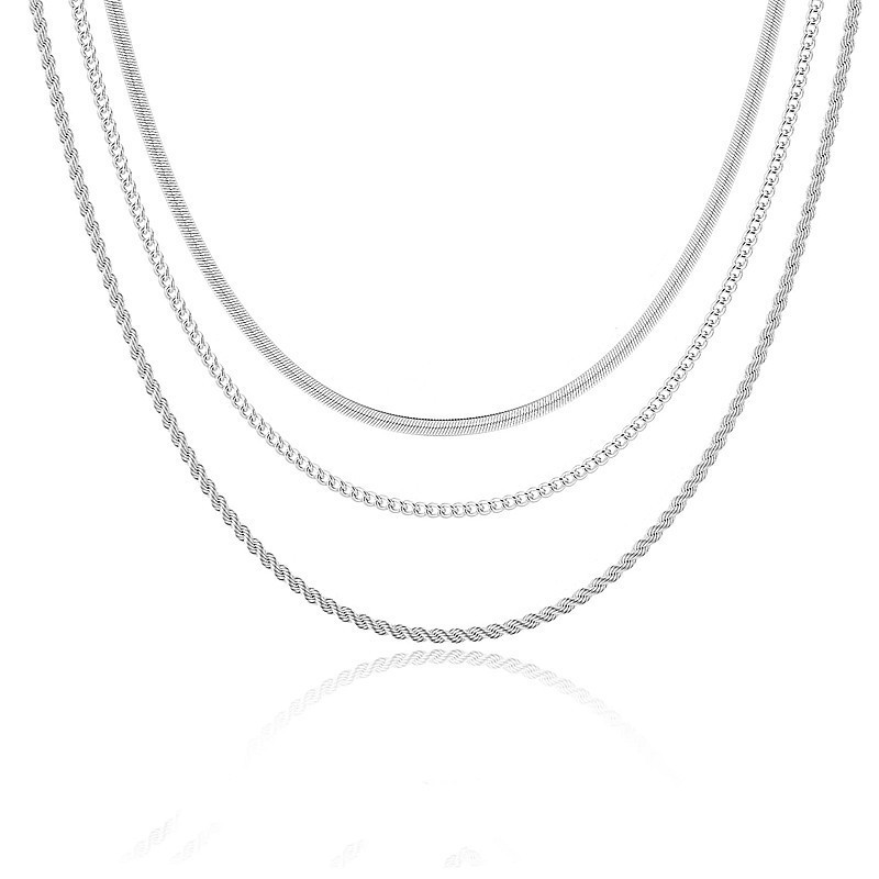 Collana a strati minimalista con catene delicate gioielli_voghion.com