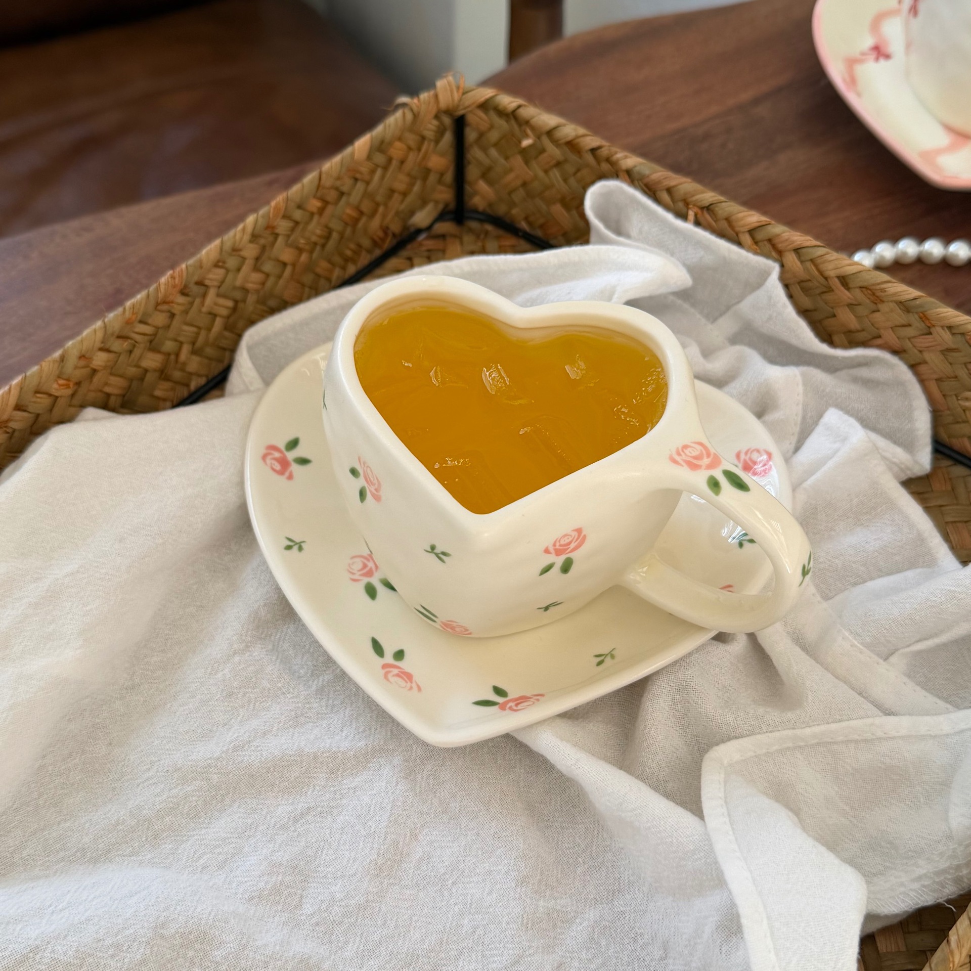 Estilo coreano inswind pintado a mano amor cerámica tazas y platos mano empujada irregular taza de café en forma de corazón plato de mesa de la tarde plato de taza