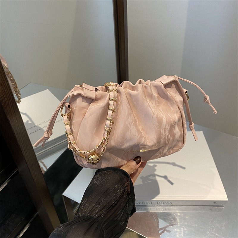 Cadena de nicho bolso pequeño de todo fósforo para mujer bolso de axila de moda de alta gama versión coreana bolso de cubo de mensajero para mujer de un solo hombro