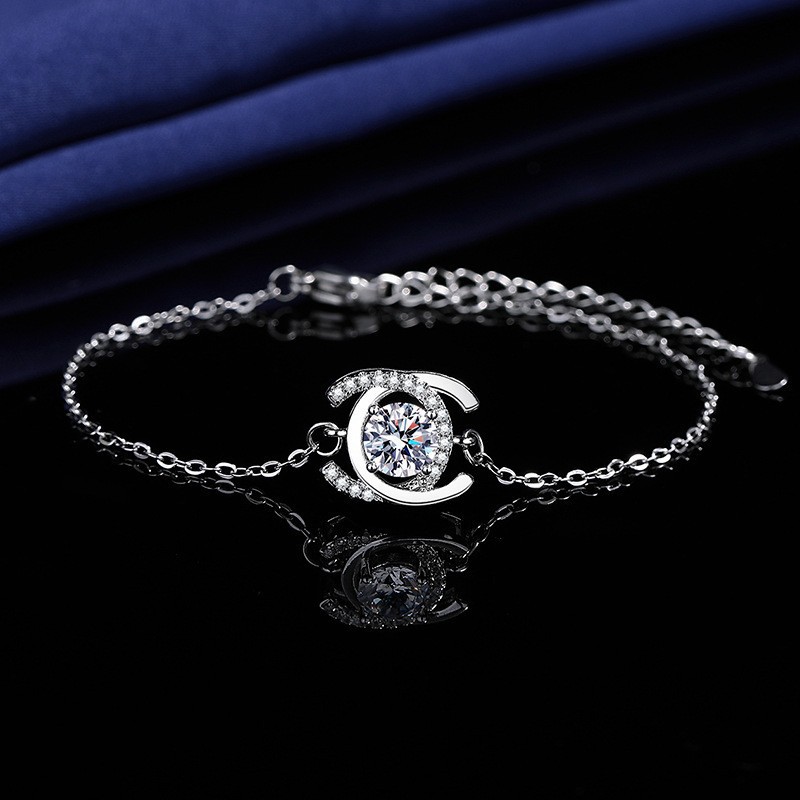Nueva pulsera doble C de un quilate