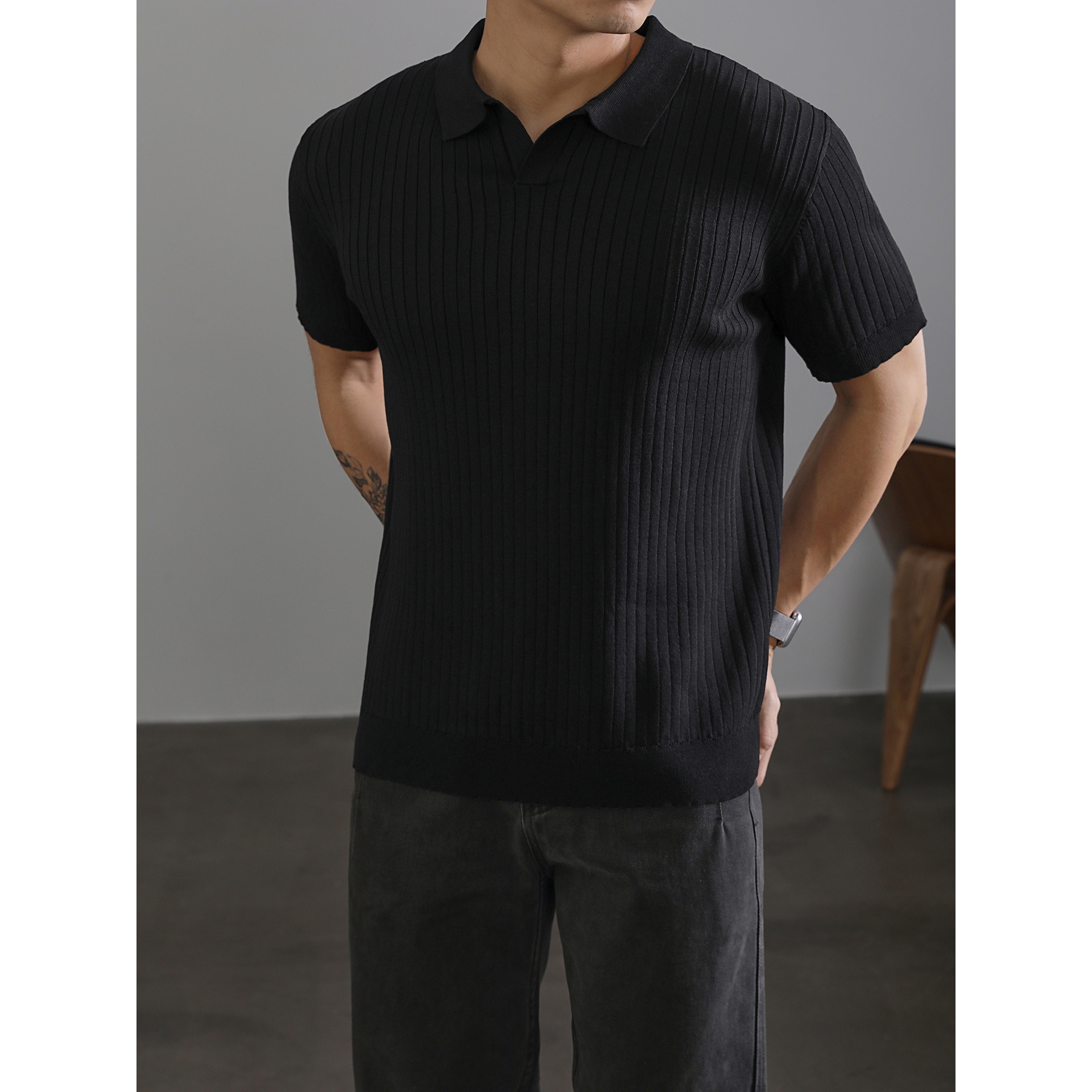 Herren-Poloshirt mit Umlegekragen, V-Ausschnitt, Möwenmuster, Strickmuster, Kurzarm, gestreift, atmungsaktiv, aus Eisseide, im Stil der 1950er-Jahre_voghion.com
