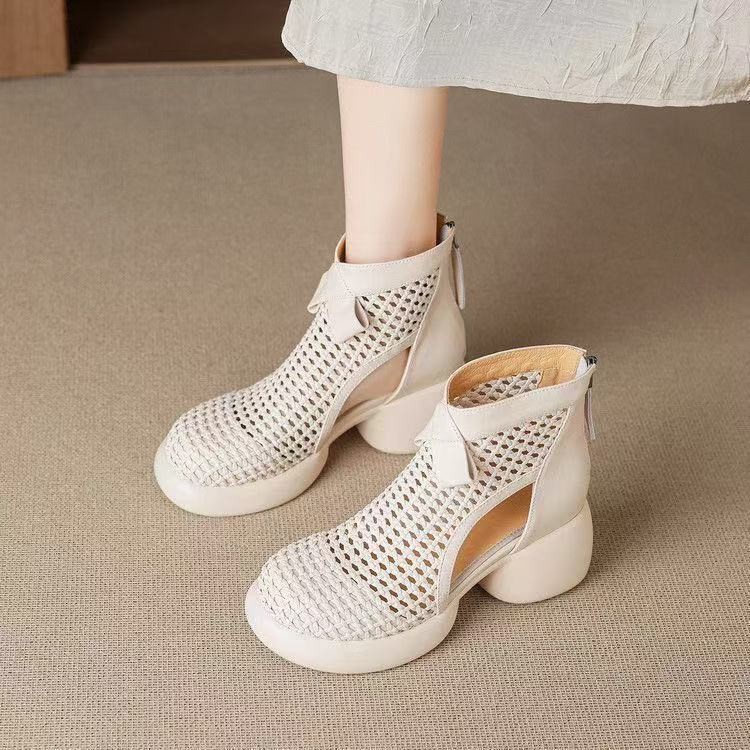 Pequeño aumento de altura gruesa zapatillas de agujero inferior 2026 verano nuevo gran tejido vacío sandalias de cabeza