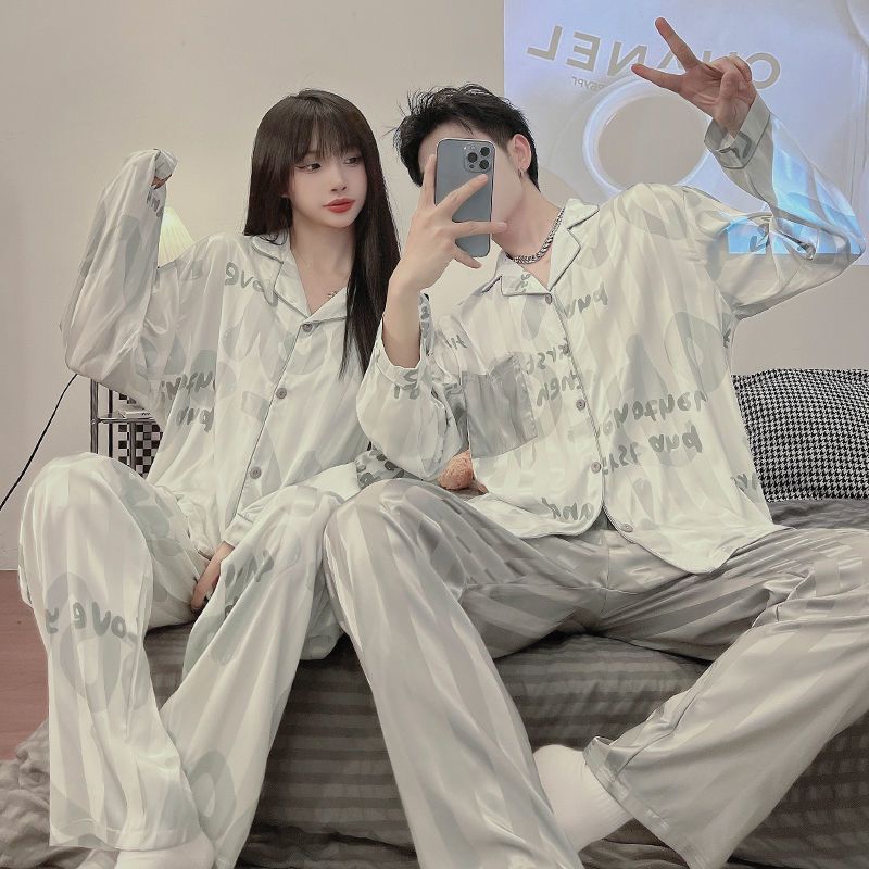 Pajamas de pareja de letras japonesas de primavera y otoño de hielo de manga larga de seda delgada para hombres simulación de seda set de ropa de casa verano
