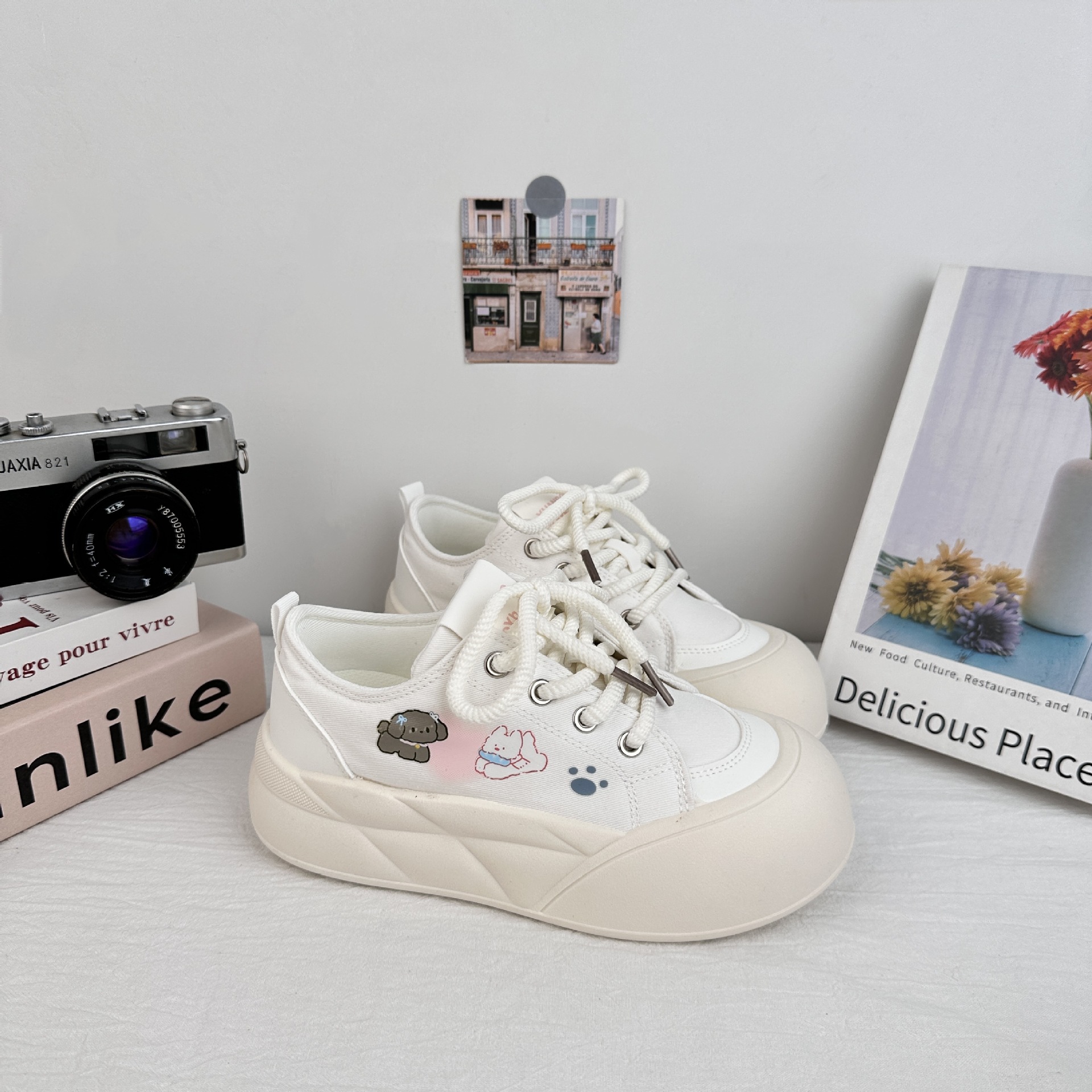 YuanWa lindos zapatos de skate suaves para mujeres 2025 verano nuevo estilo universal chic con suela gruesa pequeña zapatos de pan casuales blancos