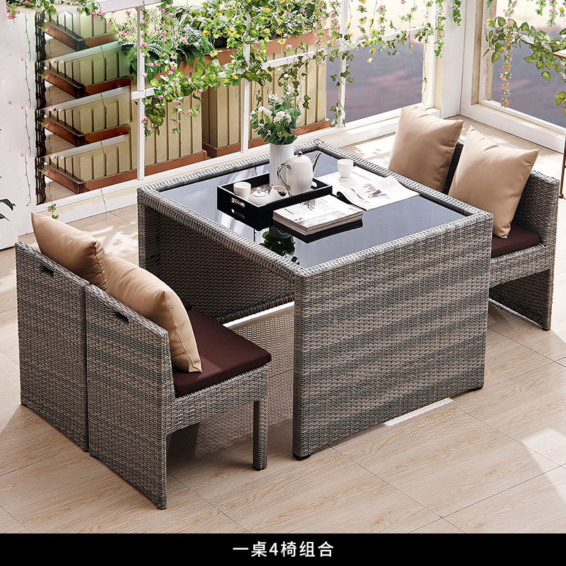 테이블 1개와 의자 4개